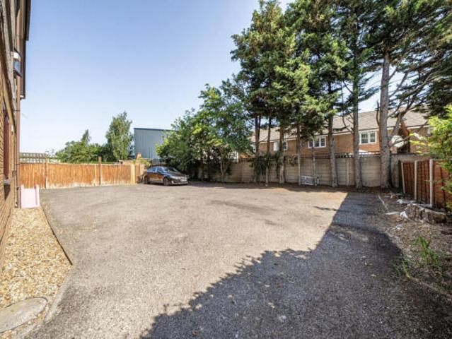 Flat for sale in Streatham, Greater London