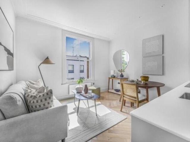 Flat for sale in North Kensington, Greater London