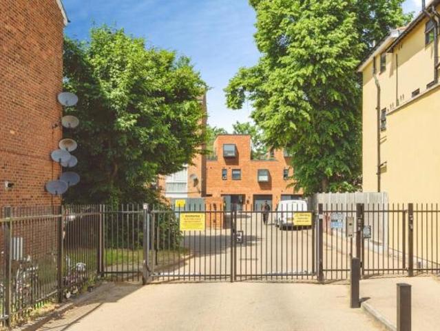 Flat for sale in Cat Hill