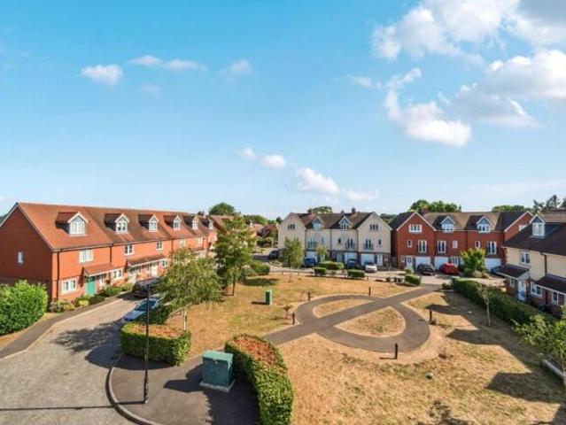 Flat for sale in Westborough, Surrey