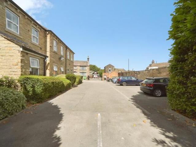 Flat for sale in Farsley, West Yorkshire