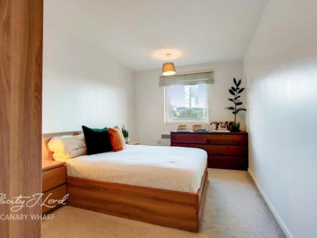 Flat for sale in Cat Hill, England
