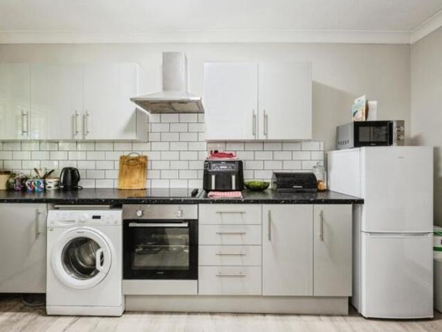 Flat for sale in Sketty, Wales