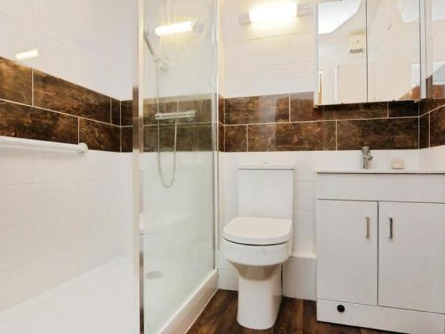 Flat for sale in Navestock Side
