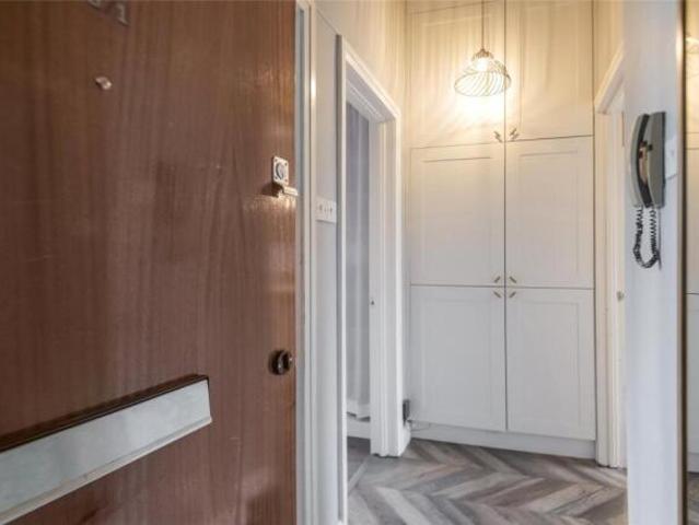 Flat for sale in Scotstoun, Scotland