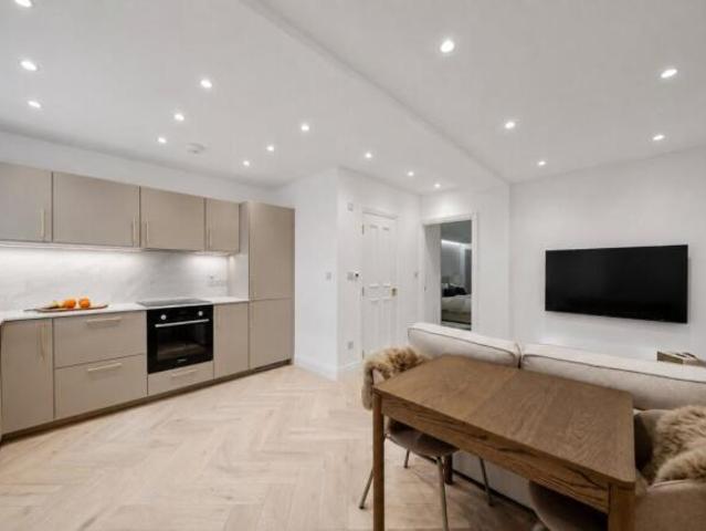 Flat for sale in London Borough of Wandsworth, Greater London