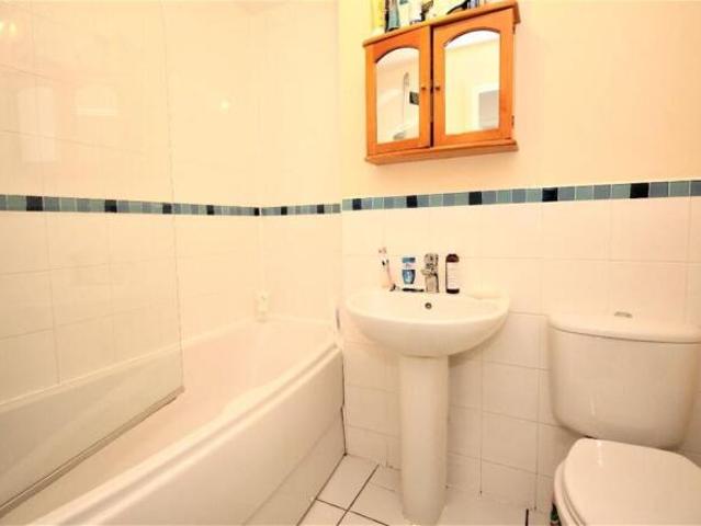 Flat for sale in Isle Of Dogs, Greater London