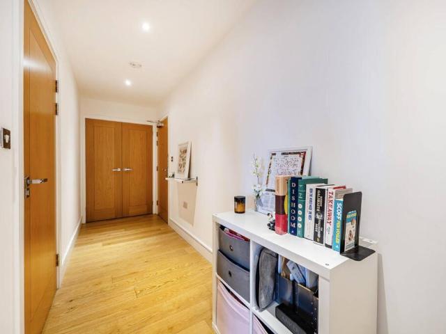 Flat for sale in Kingston Vale, Greater London