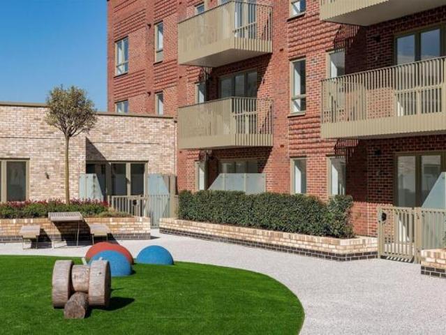 Flat for sale in North Watford, Hertfordshire
