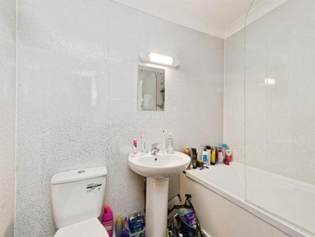 Flat for sale in The Bridge, Kent