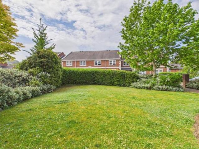 Flat for sale in Westborough, Surrey