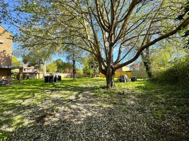 Flat for sale in The Bridge, Kent