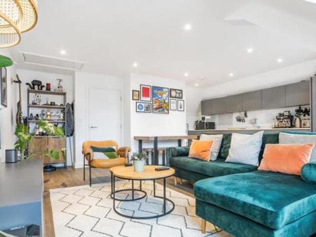 House for sale in Little Stanmore, Greater London