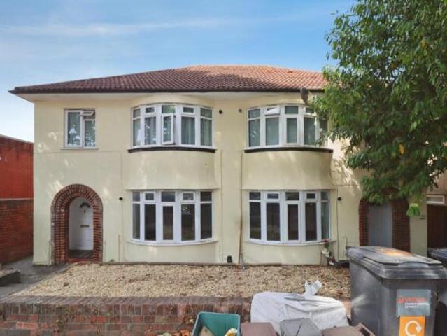Flat for sale in Kingswood, South Gloucestershire