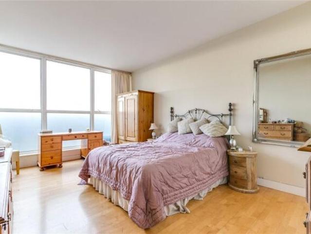 Flat for sale in Barnes, Greater London