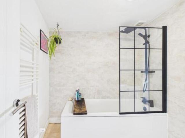 Flat for sale in Lawrence Hill, Bristol
