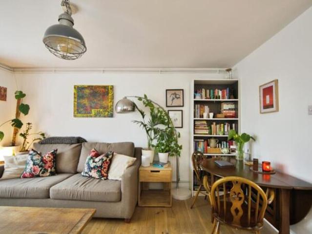 Flat for sale in Chingford, Greater London
