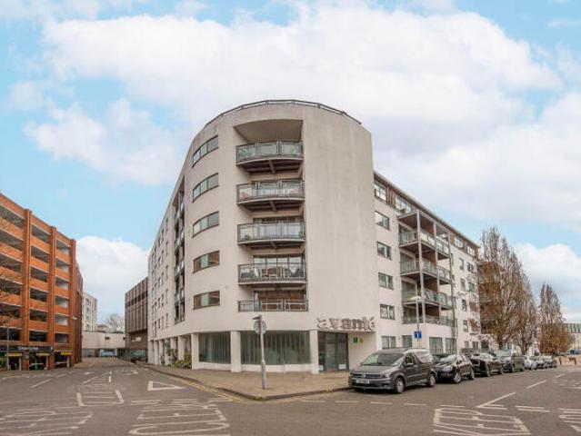 Flat for sale in Kingston Upon Thames, Greater London