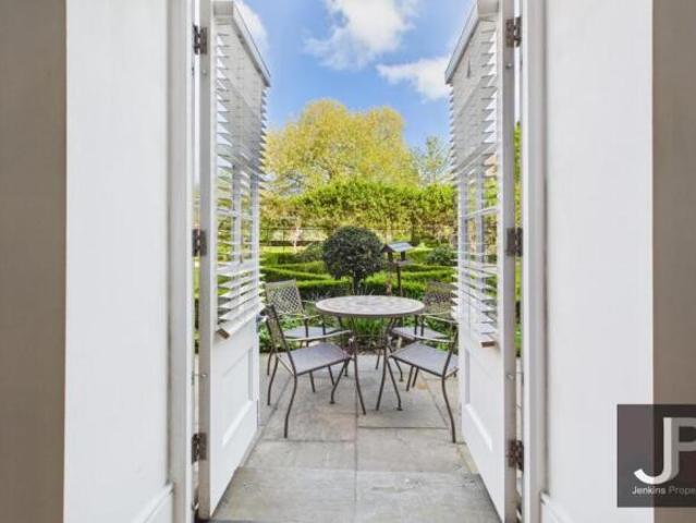 Flat for sale in The Galleries, Brentwood