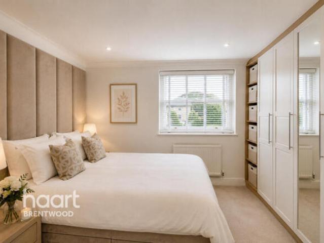 Flat for sale in Navestock Side