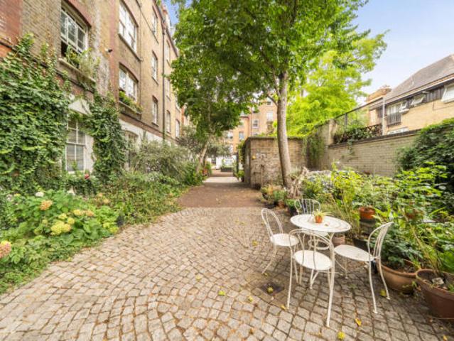 Flat for sale in Ickenham, Greater London