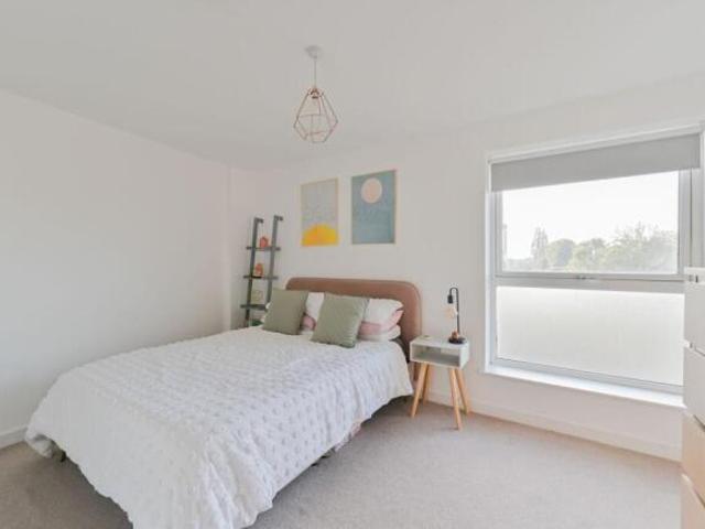Flat for sale in Tooting Graveney, Greater London