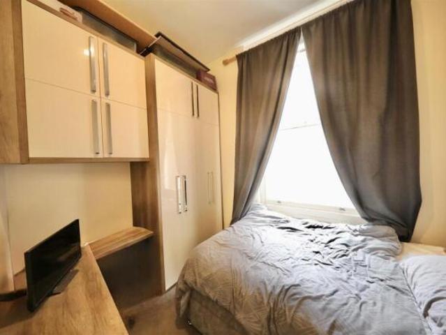 Flat for sale in South Lane, West Yorkshire