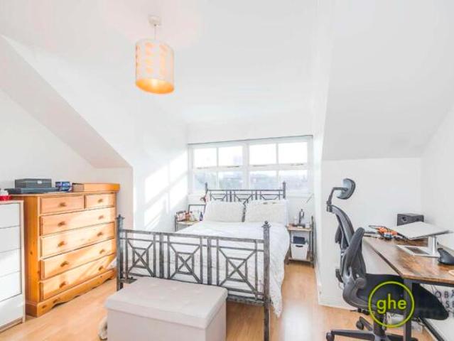 Flat for sale in Stockwell, Greater London