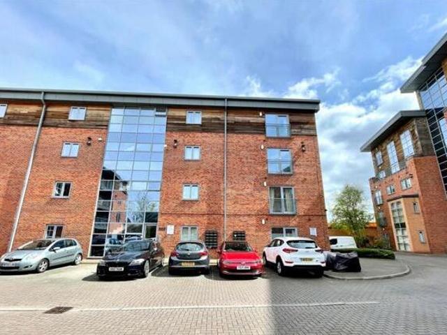 House for sale in Belle Isle, West Yorkshire