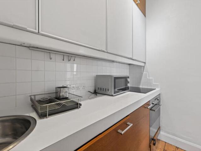 Flat for sale in Hillside, Leith