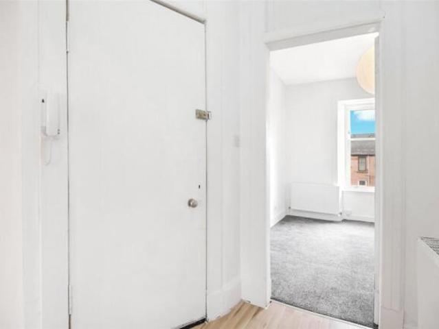 Flat for sale in Crosshill, Scotland