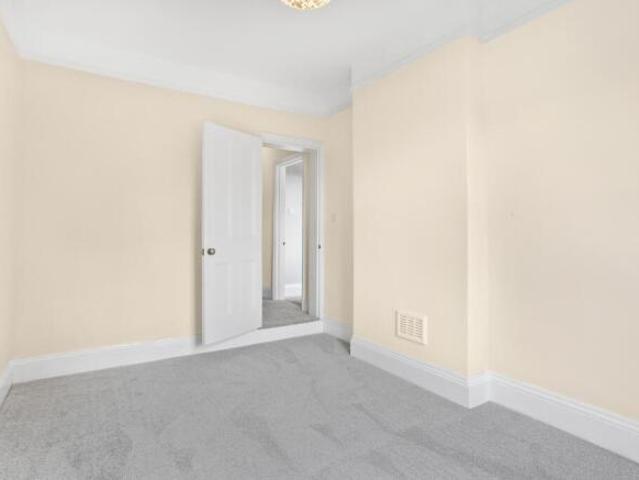 Flat for sale in Guildford, Surrey