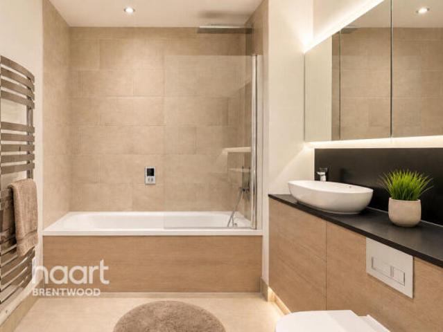 Flat for sale in Navestock Side