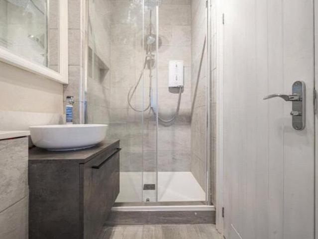 Flat for sale in Guildford, Surrey