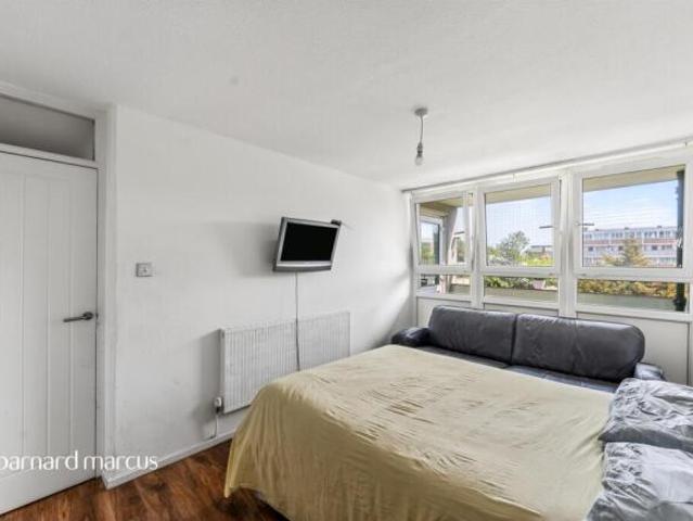 Flat for sale in Battersea, Greater London