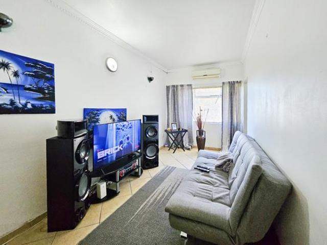 Flat for sale in Seaview, Kwazulu-natal