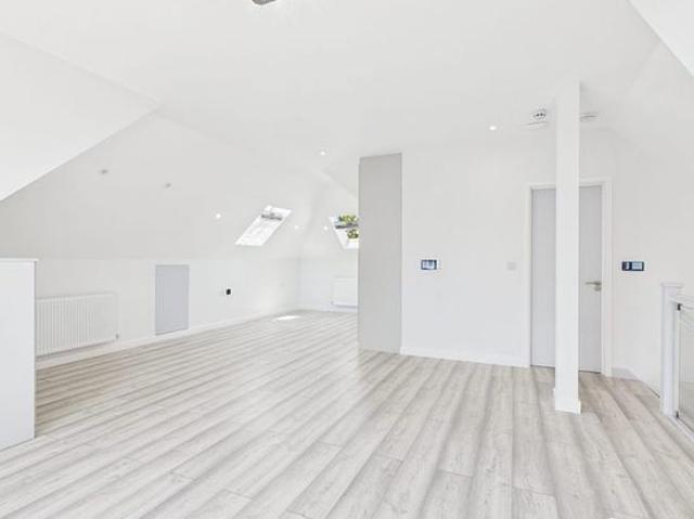 Apartment for rent in Little Stanmore, Greater London