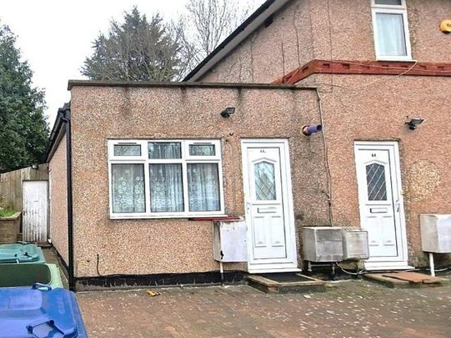 Apartment for rent in Burnt Oak, Greater London