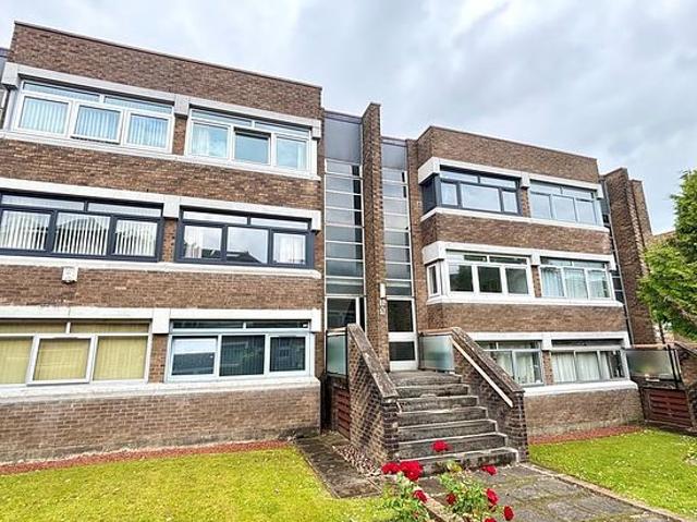 Apartment for rent in Shawmoss, Langside