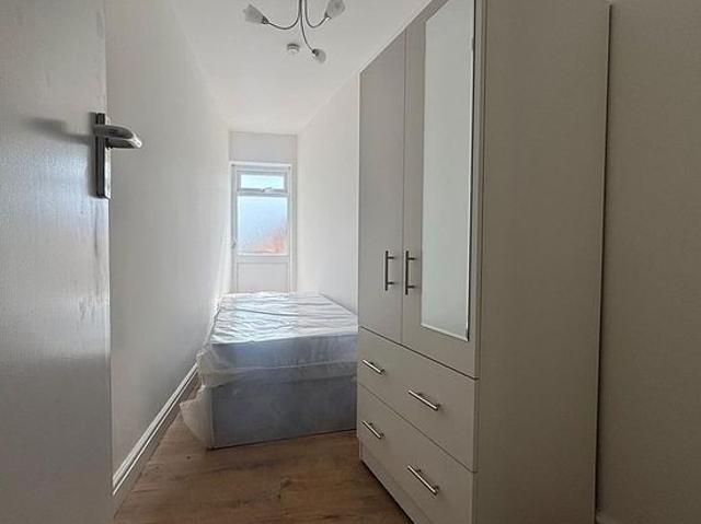 Apartment for rent in London Borough of Ealing, Perivale