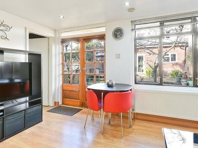 Apartment for rent in Loxford, Greater London