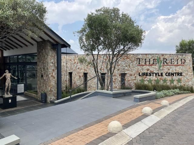 Flat for sale in Johannesburg, North & Sandton