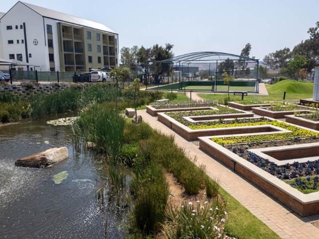 Flat for sale in Johannesburg, North & Sandton