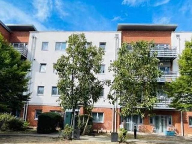 Apartment for rent in London Borough of Merton, Collier's Wood