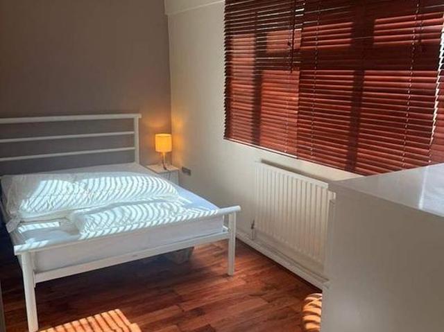 Apartment for rent in London Borough of Merton, Raynes Park