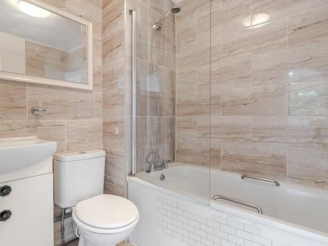 Apartment for rent in London Borough of Merton, Merton Park