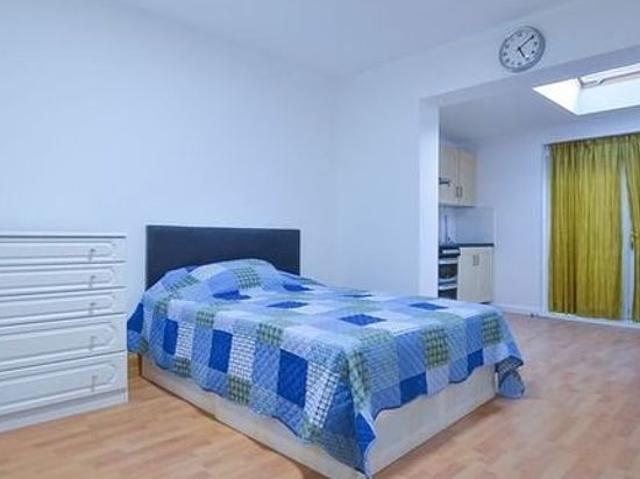 Apartment for rent in Poplar Grove, Greater London