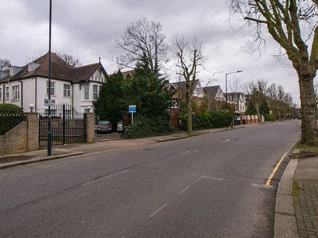 Apartment for rent in Brondesbury Park, Greater London