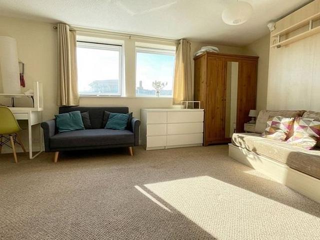 Apartment for rent in London Borough of Merton, Raynes Park