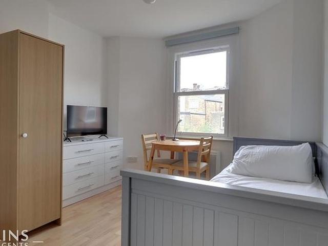 Apartment for rent in Dollis Hill, Greater London